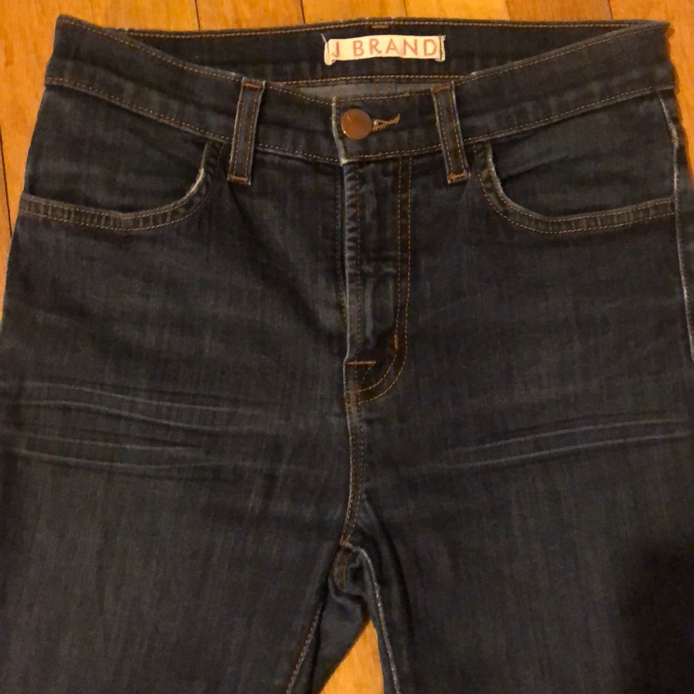 J Brand Mid Rise Capri in Starless